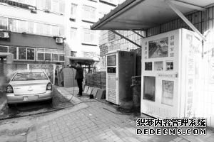 記者體驗自助洗車。 本報首席記者 李青 攝 