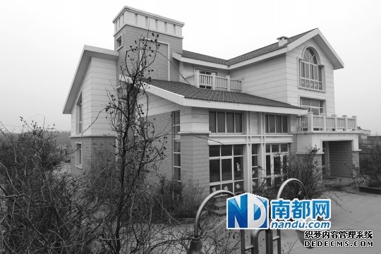 馬超群在赤土山村村委會旁的別墅，就是以“自來水維護站”的名義拿的地。