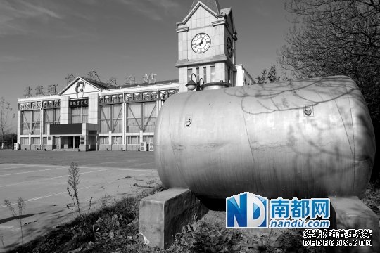 龍騰長客北戴河長途汽車站，因為和馬超群“條件沒談攏”，至今都沒再通自來水。汽車站最開始弄了兩個大罐子儲水。