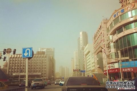 11月24日上午，大風夾雜著黃沙將烏魯木齊市籠罩。（圖片來源：亞心網(wǎng) 呂伊晗 攝）