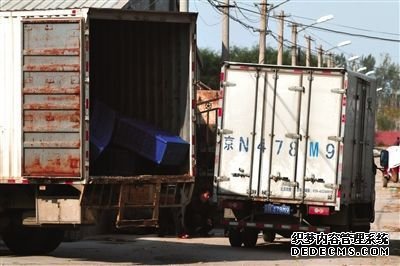 　在“基地”外，停放著幾輛等待拉豆芽的廂式貨車。