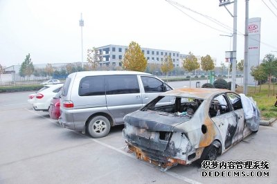 車主不僅將姥姥丟到4S店，也將自燃報(bào)廢的車扔到4S店。
