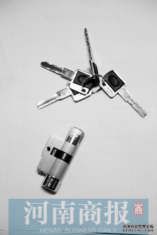 超B級鎖：鑰匙形狀為單面葉片內(nèi)銑槽或外銑槽，鎖芯類型為邊柱鎖芯，互開率極低。如果用工具開啟，鎖芯會被破壞，導(dǎo)致無法開啟。