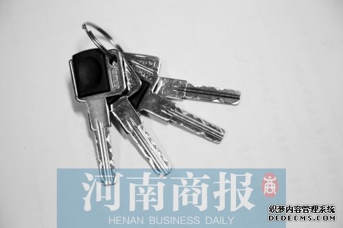 B級鎖：B級鎖鑰匙為平板鑰匙，有雙排彈子槽，從表面看，跟A級鎖不同的地方在于鑰匙面多了一排彎彎曲曲不規(guī)則的線條。