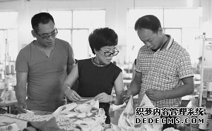 三名自主創(chuàng)業(yè)的大學(xué)生：賈金鳳(中)、馬龍祥(右)、賈連合(左)。