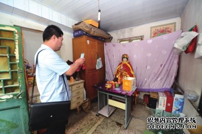 法官拍照取證。京華時(shí)報(bào)記者潘之望攝