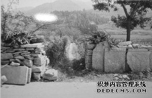 ■兒媳將老人打死后，放在了石堰下制造意外身亡假象。（警方提供）