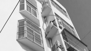 ■女子被困在自家窗外。