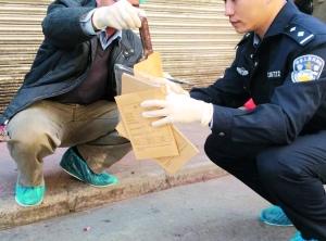 惠州警方擊斃行兇者后在現(xiàn)場取證。網(wǎng)友“西小影”供圖