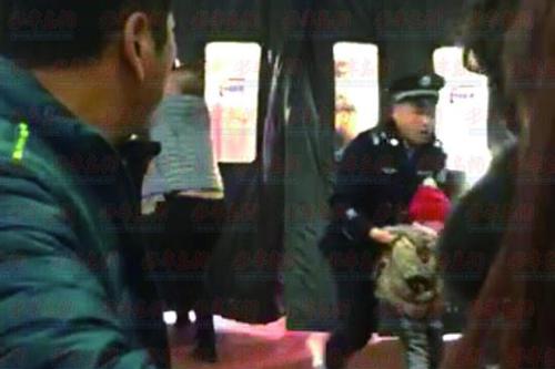 穿制服男子抱開孩子。（視頻截圖）