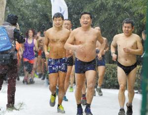 　“光豬跑”挑戰(zhàn)嚴(yán)寒，男女老少齊上陣。