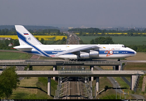 原文配圖：上百噸安124大運駛上高架橋。