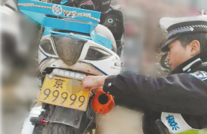 被交警查扣的摩托車。