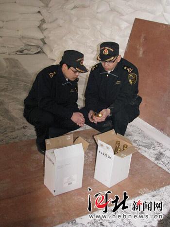 秦皇島海關(guān)退運(yùn)300瓶添加金箔的不合格進(jìn)口葡萄酒