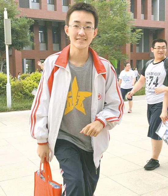 2016年全省高考文科第一名、衡水中學(xué)學(xué)生袁嘉瑋。