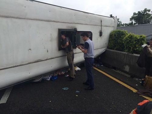 臺灣一陸客團游覽車翻車 司機身亡26人受傷