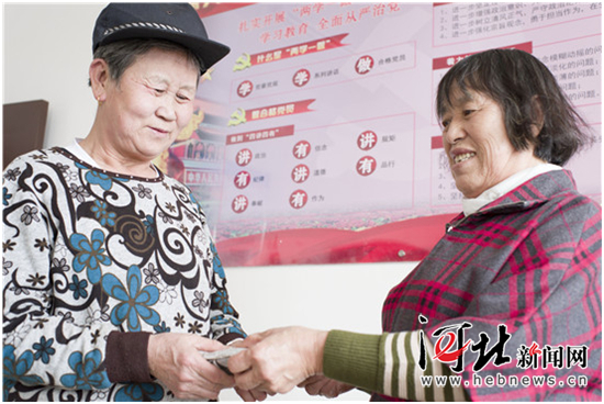 秦皇島老人撿廢品撿到兩萬(wàn)多元現(xiàn)金主動(dòng)歸還失主