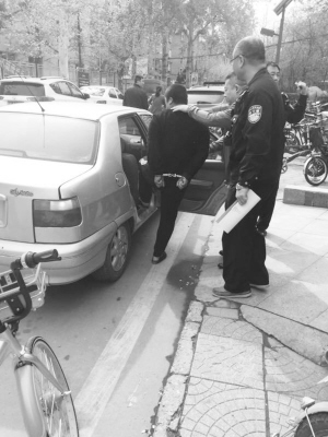 ■民警押解嫌疑人去追贓。