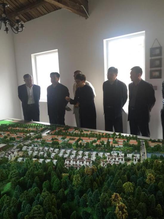 承德市副市長(zhǎng)蘇鐵成聽(tīng)取中國(guó)興隆·觀星小鎮(zhèn)旅游度假項(xiàng)目工程負(fù)責(zé)人關(guān)于項(xiàng)目建設(shè)推進(jìn)情況匯報(bào)。