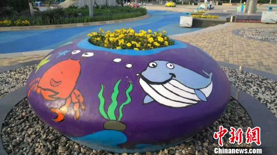 圖為“海洋元素”的手繪給金夢海灣增添了新風景 王天譯 攝 圖為“海洋元素”的手繪給金夢海灣增添了新風景 王天譯 攝