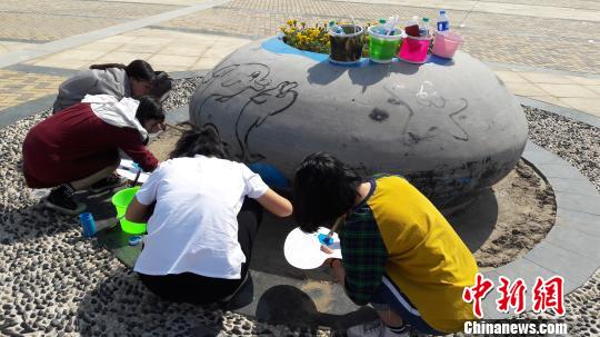 河北大學生手繪“海洋元素”扮靚“夏都”秦皇島