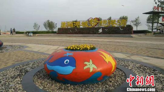 圖為被扮靚的金夢海灣海韻廣場 王天譯 攝 圖為被扮靚的金夢海灣海韻廣場 王天譯 攝