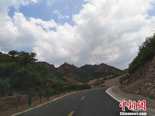 圖為延綿的長(zhǎng)城在環(huán)長(zhǎng)城公路上隨處可見 王天譯 攝