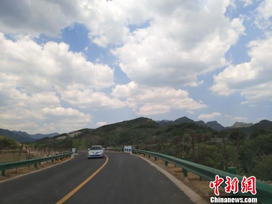 圖為環(huán)長(zhǎng)城公路一景 王天譯 攝