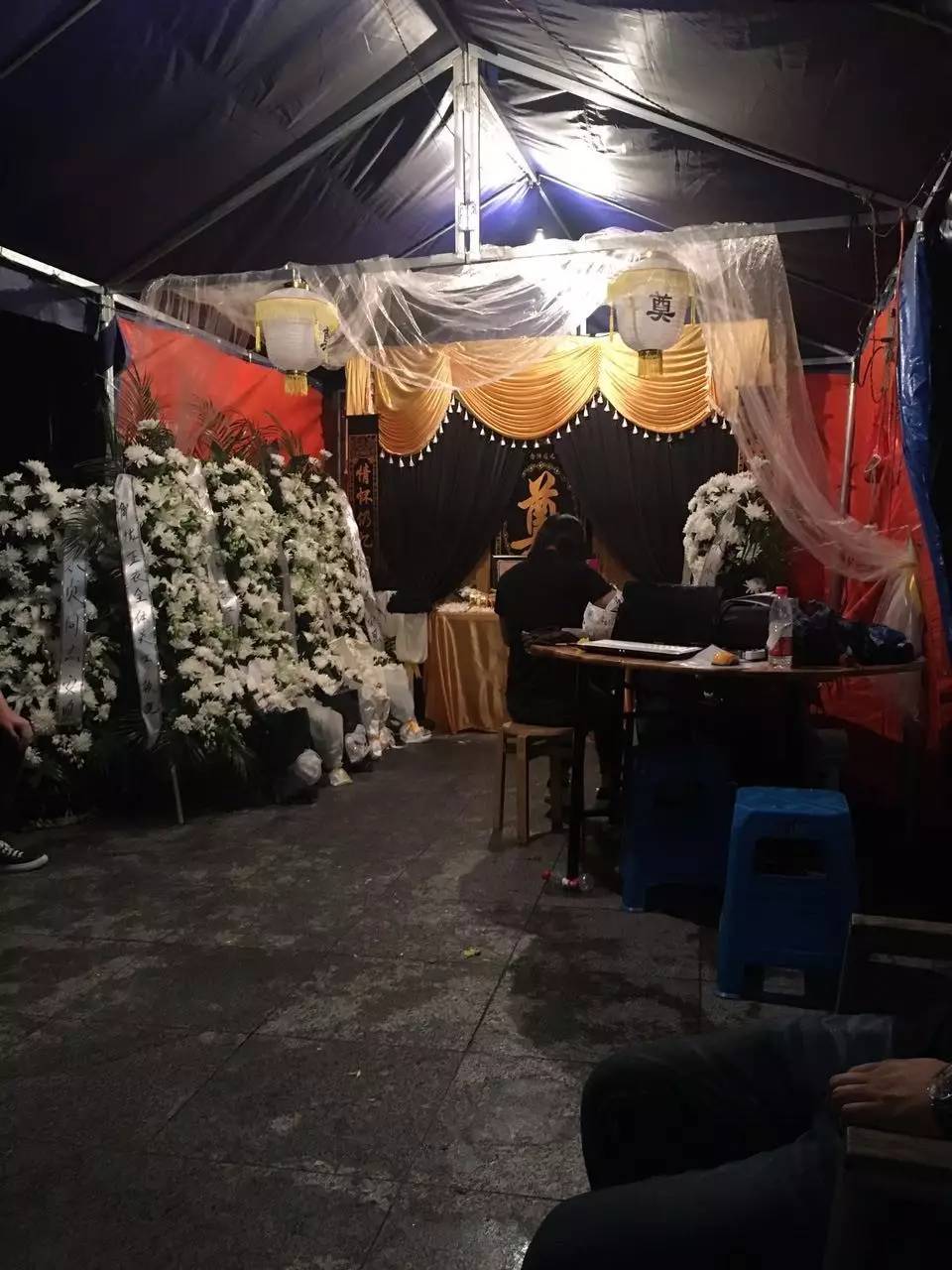 　小區(qū)內(nèi)搭建的臨時靈堂，（新京報記者王婧祎攝）