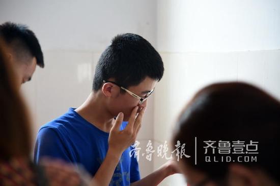 在病房里偷偷抹掉眼淚的張智超。