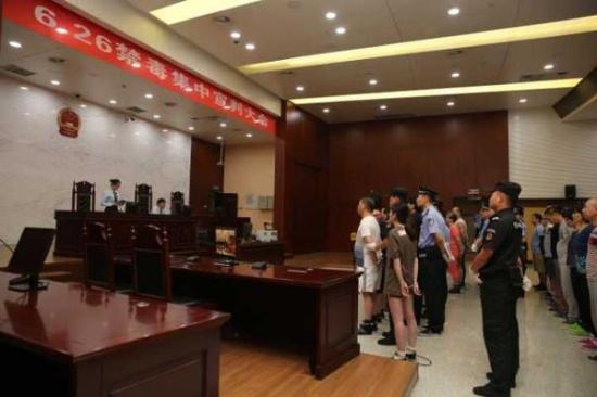 一共20個被告人的隊伍被法警帶上法庭。