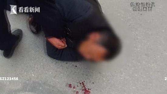 這名男子情緒一度非常激動，不但不配合警方調(diào)查、態(tài)度蠻橫，多次拉扯交警。甚至對前來勸阻他的妻子也大打出手。