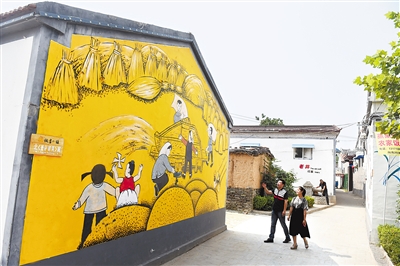 6月20日，游客在館陶縣糧畫(huà)小鎮(zhèn)壽東村參觀(guān)。壽東村植入糧畫(huà)這個(gè)特色產(chǎn)業(yè)，產(chǎn)業(yè)、文化、旅游同步推進(jìn)，入選2015年中國(guó)十大最美鄉(xiāng)村。記者 趙永輝攝