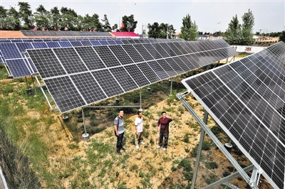 張北縣德勝村新建的500千瓦光伏電站。（資料片）記者 杜柏樺攝