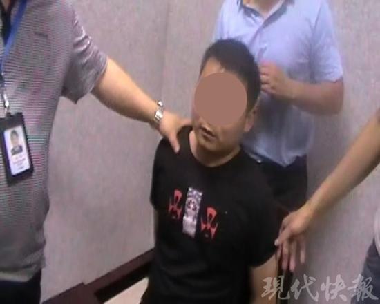 陳某被抓后和網(wǎng)友深情告別，隨后他被帶到派出所，供述了殺人經(jīng)過。 警方供圖