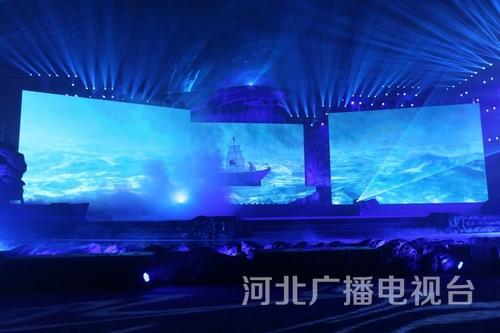 舞蹈《弄潮》。實(shí)體的道具大船揚(yáng)帆在虛擬的驚濤海浪中，營造出“弄潮兒向濤頭立，手把紅旗旗不濕”的精神意境。