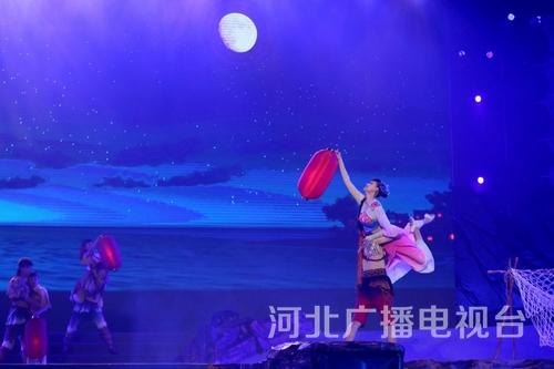 舞蹈《盼歸》。一盞盞紅燈匯聚，漁家女迎接親人的平安歸來……