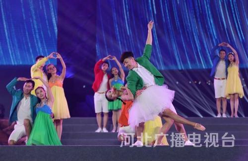 歌曲《海的戀歌》?？慈藗儗⑿腋懺谀樕?，我的海洋，我的時(shí)光，我的愛人，我的姑娘。