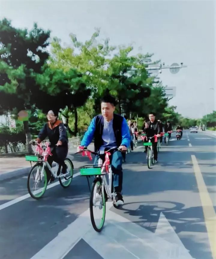 秦皇島街頭現(xiàn)共享單車婚禮 別樣創(chuàng)意驚艷海濱！