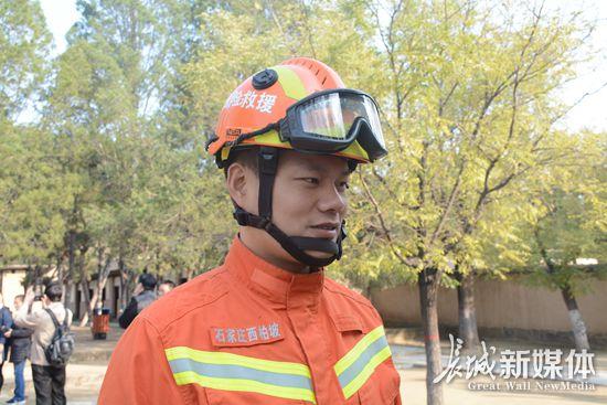 西柏坡消防中隊指導員席杰接受采訪。記者 劉延麗 攝