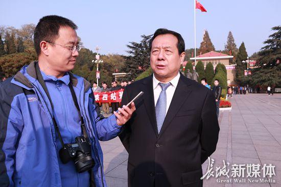 平山縣委書記李旭陽接受采訪。記者 煙成群 攝