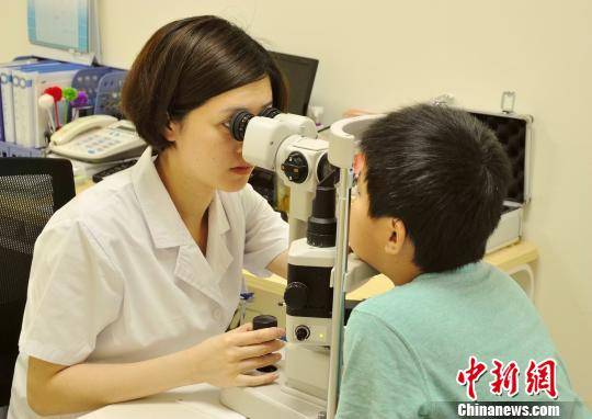 資料圖為孩子接受眼健康檢查。