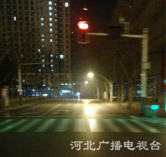今晨6點，石家莊市裕華路與中華大街附近街景。（張若晨 攝）