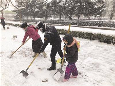 韓軍一家三口在掃雪。 魏劍 攝