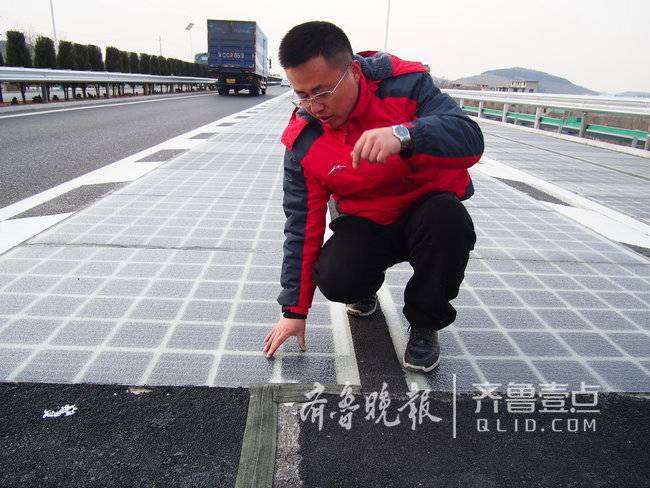 工程人員介紹路面結(jié)構(gòu)和破壞情況。