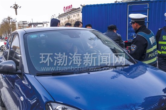 圖為交警對一位在駕駛途中接打電話的司機進行處罰。記者 趙亮 攝