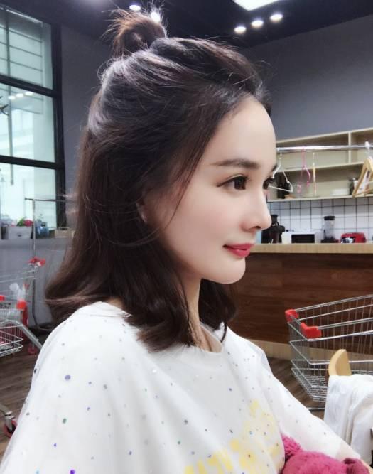 這位小美眉是楊冪的某個替身，能量巨大，僅憑這一張照片，就引來了全民圍觀。