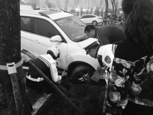 交警正在幫忙移出被困車輛。（謝華聰供圖）