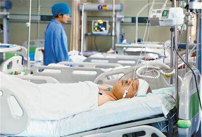 　昨日，寇學功在醫(yī)院重癥病房接受救治。 記者 謝偉 攝