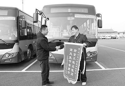 乘客屈先生給滄州公交車長張緒勤(右一)送來錦旗